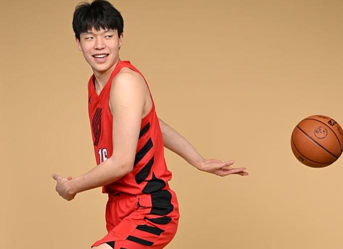 成长的代价？杨瀚森定妆照表情变化 从满眼星光到一脸严肃