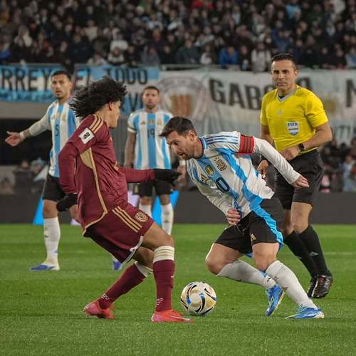 拉波尔塔:会选对巴萨最有利时机大选 梅西诺坎普拍照是可爱冲动