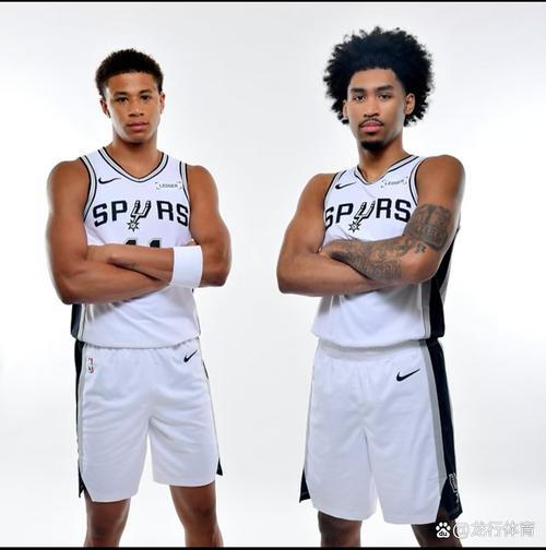 霍里打趣：马刺首发5人里仅福克斯正负值为负 可以交易他了