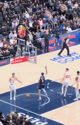 回来了！哈登三分线外直接抛传 小德里克·琼斯平筐空接暴扣！