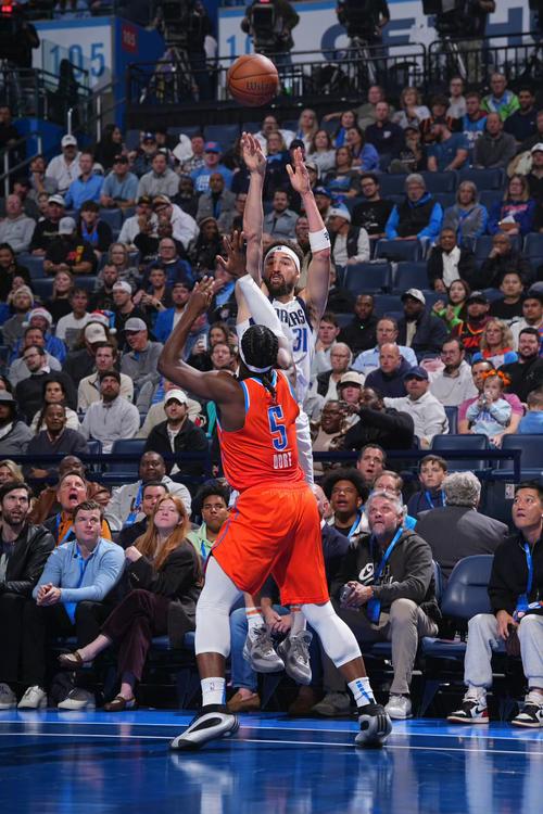 高难度！维金斯送击地助攻 拉松滞空对抗防守打成2+1