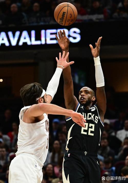 穷追猛打！迈尔斯-布里奇斯三分穿针 黄蜂领先雄鹿20分