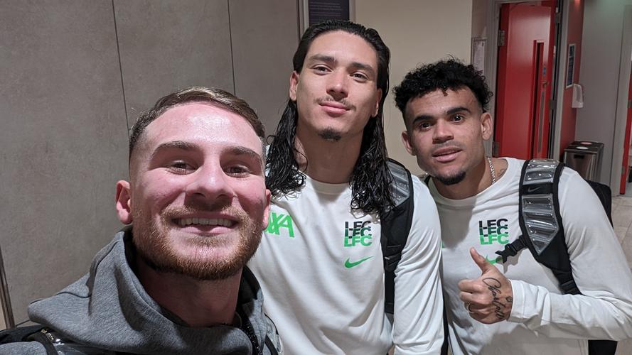 一起入选阿根廷国家队!利物浦社媒晒麦卡与哥哥合照:兄弟