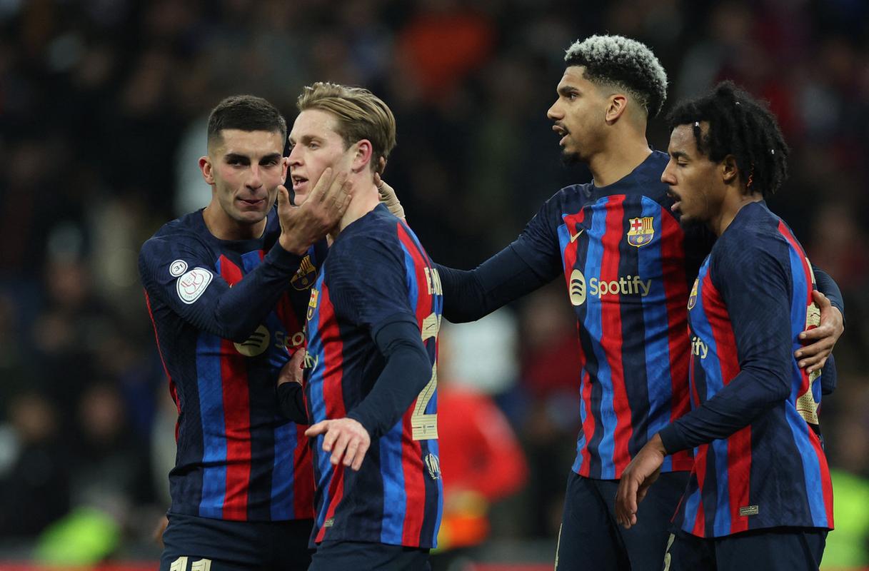 每体：巴萨在转会市场上寻找中锋，人选含小蜘蛛、凯恩、吉拉西等