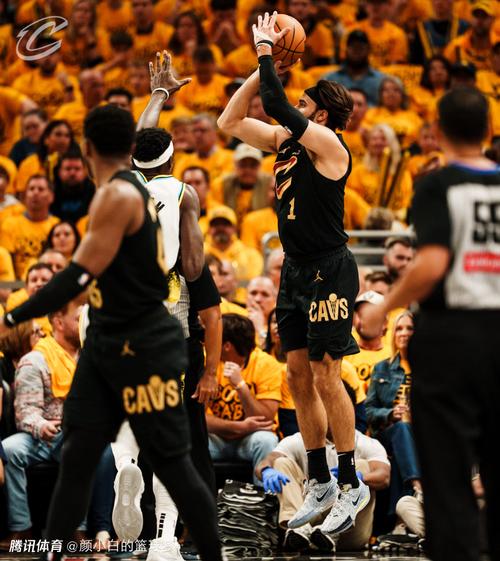 招牌动作！米切尔突破头顶大回环 轻松抛投命中！