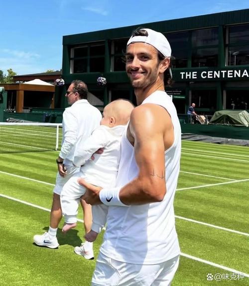 都体：网球运动员穆塞蒂探班尤文训练基地，他是尤文的铁杆球迷