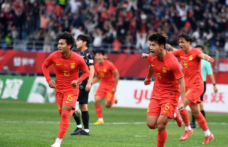 媒体人晒U22国足谢场视频:见证胜利,球队在“雄起”声中谢场