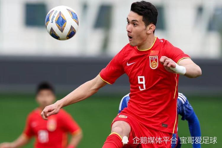 拜合拉木进球越位？传球瞬间定格显示，韩国队有一名后卫与其平行