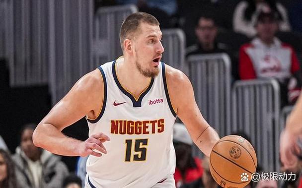 东契奇生涯面对字母哥战绩2-8 近3战场均33.5分&字母场均30.5分