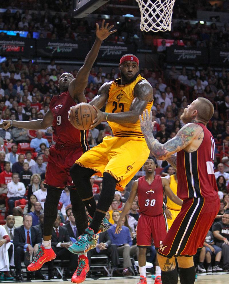 阿里纳斯:詹姆斯得到了生涯最轻松的投篮 防守待遇跟斯玛特类似