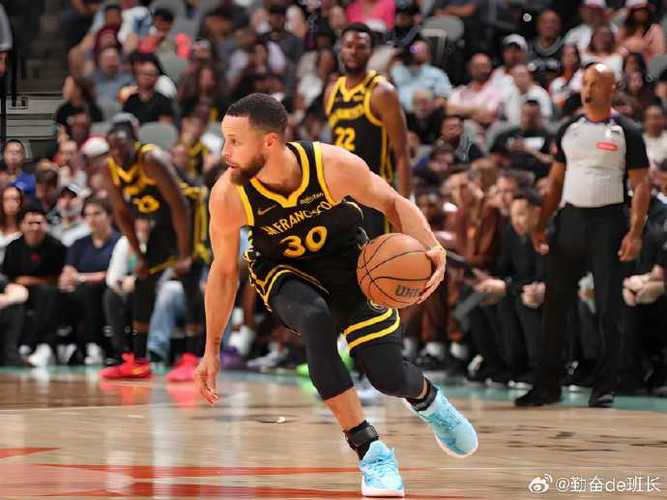 库里谈科尔技犯:他一路走来砸坏不少战术板 我们都在共同战斗