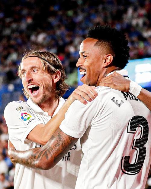 米利唐:我和安帅说了踢边后卫没问题,全队防守表现都很出色