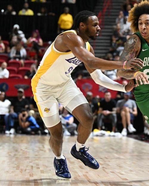 全是哈士奇PE!球鞋媒体惊叹康涅狄格大学球员上脚狠货球鞋!