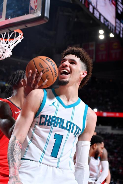 拉胯！拉梅洛·鲍尔21投仅5中拿到18分7板9助有6失误 三分11中2