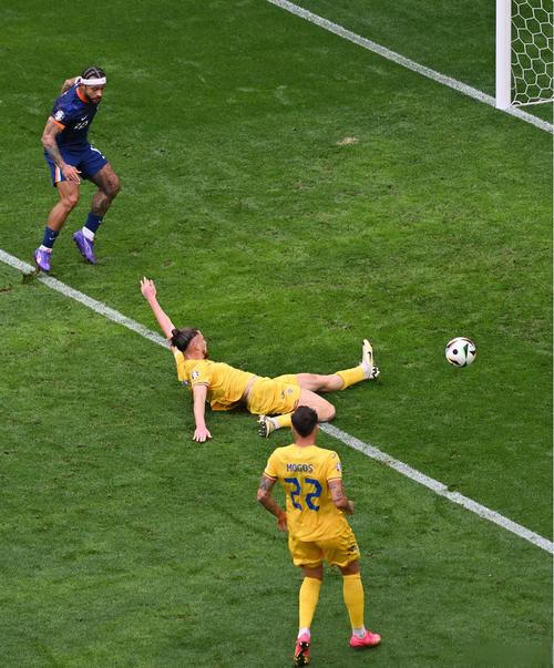 球在哪人在哪❓罗马尼亚联赛惊现大雾天超远吊射，转播镜头都被晃